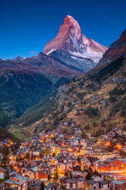 Zermatt. Görüntü alacakaranlık sırasında arka planda Zermatt, İsviçre Matterhorn ile ikonik Köyü.