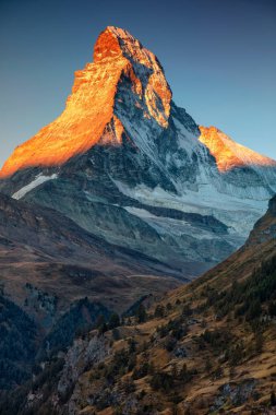 Matterhorn. Matterhorn, İsviçre manzara görüntüsünü sonbahar gündoğumu sırasında.