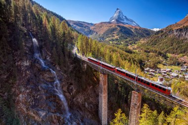 Zermatt, İsviçre. İsviçre Alpleri görüntü Gornergrad Turizm ile tren, şelale ve Matterhorn Valais bölgesi.