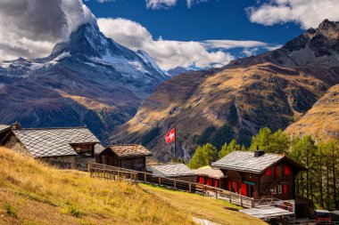 İsviçre Alpleri. Matterhorn ile İsviçre Alpleri peyzaj görüntüsünü sonbahar sabahı sırasında.