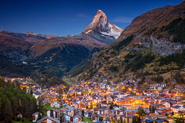 Zermatt. Görüntü alacakaranlık sırasında arka planda Zermatt, İsviçre Matterhorn ile ikonik Köyü.