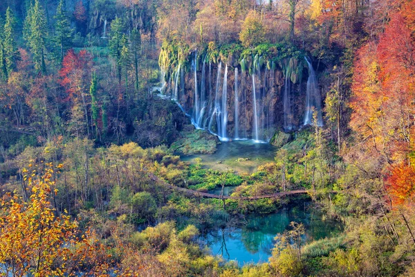 普利特维采湖群湖 瀑布图片位于克罗地亚民族公园 在秋季的日子 — 图库照片