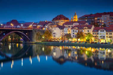 Maribor, Slovenya. Maribor, Slovenya Drava Nehri'nin şehirde yansıması ile Cityscape görüntü sırasında sonbahar twilight mavi saat.