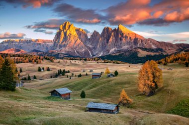 Dolomites. Seiser Alm görüntüsünü Dolomit Yaylası ve en büyük yüksek irtifa Avrupa alpin çayır manzara.