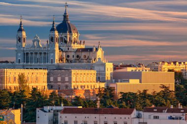 Madrid. Madrid manzarası ile Santa Maria la Real de La Almudena Katedrali ve Kraliyet Sarayı günbatımı sırasında görüntü.