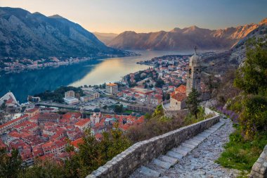 Kotor, Karadağ. Güzel romantik eski kasaba Kotor günbatımı sırasında.