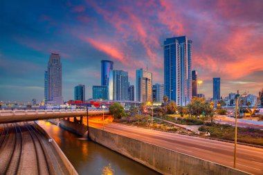 Tel Aviv. Ramat Gan, Tel Aviv, İsrail dramatik gündoğumu sırasında Cityscape görüntü.