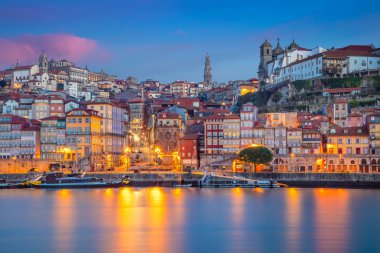 Porto, Portekiz. Porto, Portekiz Cityscape görüntüsüyle Douro nehrinin şehirde yansıma gündoğumu sırasında.