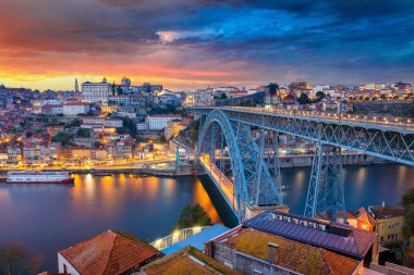 Porto, Portekiz. Porto, Portekiz ben köprü ünlü Luis ve dramatik günbatımı sırasında Douro Nehri ile Cityscape görüntü.