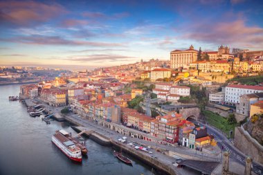 Porto, Portekiz. Porto, Portekiz hava cityscape görüntüsünü gündoğumu sırasında.