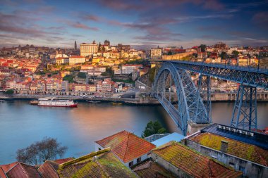 Porto, Portekiz. Porto, Portekiz Douro nehir ve gündoğumu sırasında köprü Luis ile hava cityscape görüntü.