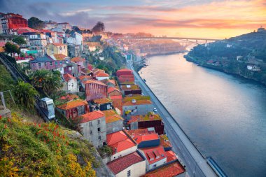 Porto, Portekiz. Porto, Portekiz Douro Nehri ile Cityscape görüntüsünü gündoğumu sırasında.