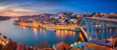 Porto, Portekiz. Porto, Portekiz ile ben köprü ünlü Luis ve dramatik günbatımı sırasında Douro nehir panoramik cityscape görüntü.