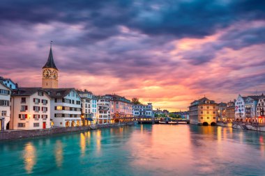 Zürih. Zürih, İsviçre Cityscape görüntüsünü dramatik günbatımı sırasında.