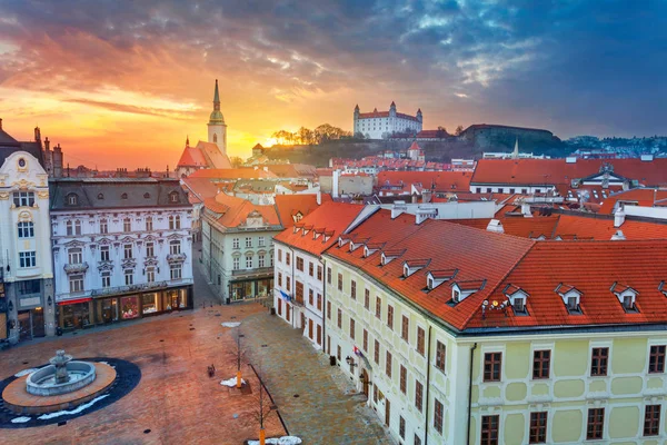 ブラチスラバ 日没時にスロバキアの首都ブラチスラバの歴史的なダウンタウンの空中都市の景観イメージ — ストック写真