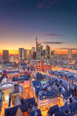 Frankfurt am Main, Almanya. Güzel gün batımı sırasında Skyline Frankfurt am Main hava cityscape görüntü.