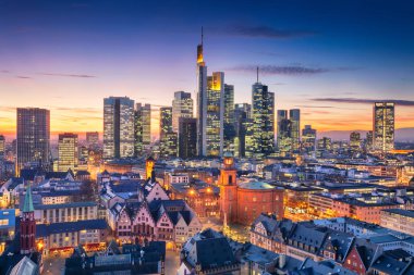 Frankfurt am Main, Almanya. Güzel gün batımı sırasında Skyline Frankfurt am Main hava cityscape görüntü.