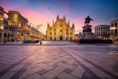 Milan, İtalya. Gün doğumu sırasında Milano Katedrali ile Milano, İtalya Cityscape görüntü.
