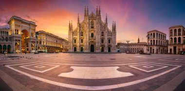 Milan, İtalya. Gün doğumu sırasında Milano Katedrali ile Milano, İtalya Panoramik cityscape görüntü.