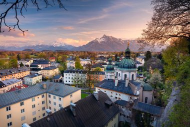 Salzburg, Avusturya. Salzburg Cityscape görüntü, Avusturya bahar günbatımı sırasında.