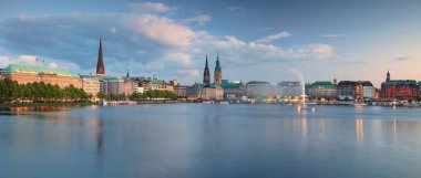 Hamburg, Almanya. Gün batımında Hamburg siluetinin panoramik şehir manzarası görüntüsü.
