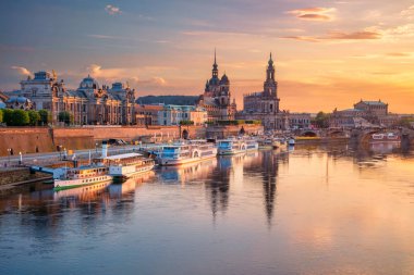 Dresden, Almanya. Gün batımında, Elbe nehri şehrin yansıması ile Dresden, Almanya Cityscape görüntü.