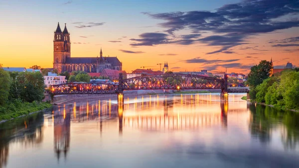 ドイツ マクデブルク 日没時のエルベ川の街を映し出すドイツ マクデブルクの都市景観 — ストック写真