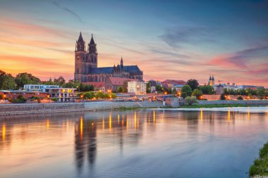 Magdeburg, Almanya. Gün batımında, Elbe nehri şehrin yansıması ile Magdeburg, Almanya Cityscape görüntü.