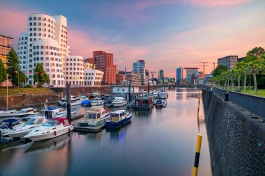 Dsseldorf, Almanya. Dsseldorf Cityscape görüntü, Medya Limanı ve Ren nehri şehrin yansıması ile Almanya, gün batımında.