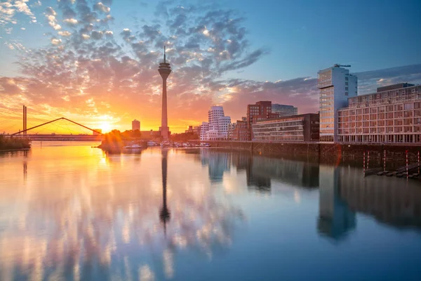 Düsseldorf Stadtbild Von Düsseldorf Deutschland Mit Medienhafen Und Spiegelbild Der — Stockfoto