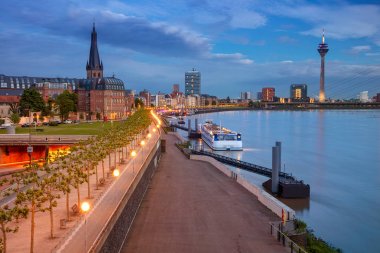 Düsseldorf, Almanya. Gün batımında Ren nehri ile nehir kenarı Dsseldorf, Almanya Cityscape görüntü.
