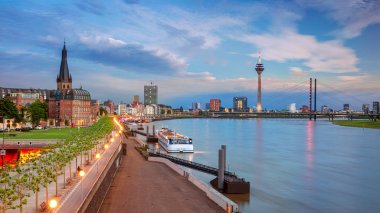 Düsseldorf, Almanya. Nehir kenarındaki Dsseldorf, Almanya 'nın gün batımı boyunca Ren nehrine sahip panoramik Cityscape görüntüsü.