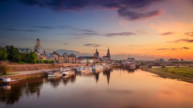Dresden, Almanya. Gün batımında, Elbe nehri şehrin yansıması ile Dresden, Almanya Panoramik cityscape görüntü.
