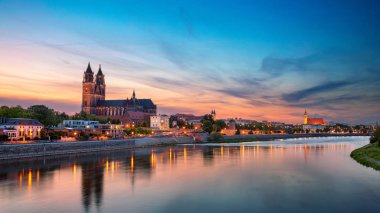 Magdeburg, Almanya. Gün batımında, Elbe nehri şehrinyansıması ile Magdeburg, Almanya Panoramik cityscape görüntü.