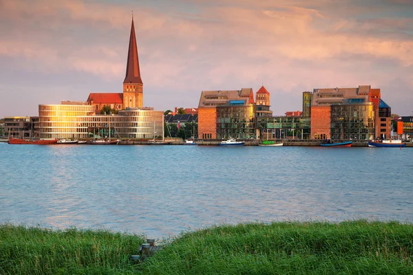 德国罗斯托克夏季日落期间罗斯托克河畔与圣彼得教堂的城市景观 — 图库照片