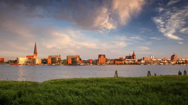 Rostock Germania Immagine Panoramica Del Lungofiume Rostock Con Chiesa San — Foto Stock