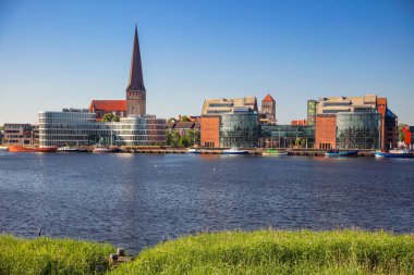 Rostock, Almanya. Güneşli yaz günü boyunca St Peter Kilisesi ile Rostock nehir kenarı Cityscape görüntü.