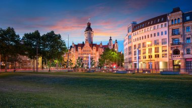 Leipzig, Almanya. Güzel gün batımı sırasında New Town Hall ile Leipzig şehir merkezinde Cityscape görüntü.