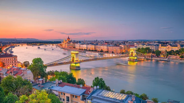 Budapeşte Macaristan Yaz Günbatımı Sırasında Chain Bridge Parlamento Binası Ile — Stok fotoğraf