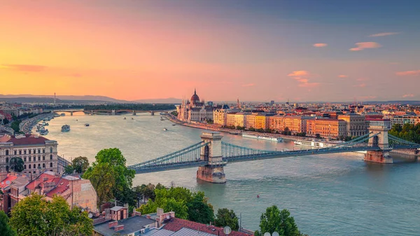 布达佩斯 匈牙利 夏季日落期间布达佩斯全景与塞切尼链桥和议会大厦的全景空中城市景观图像 — 图库照片