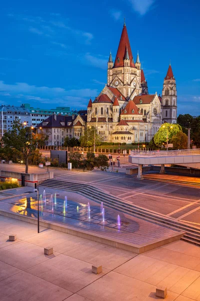 비엔나 오스트리아 황혼의 아시시 교회의 프란시스와 오스트리아의 비엔나 수도의 이미지 — 스톡 사진