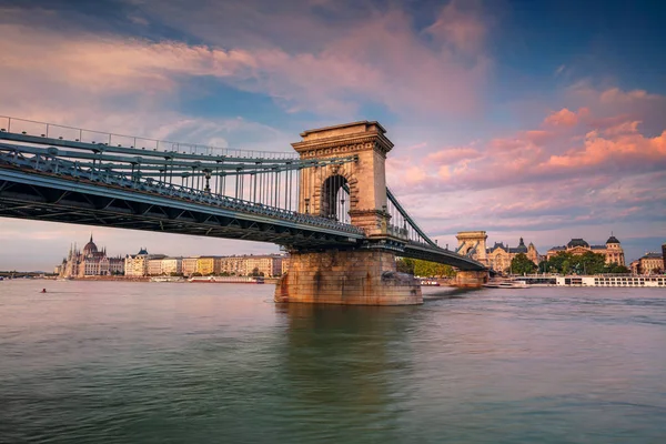 Budapest Ungern Stadsbilden Budapest Med Kedjebron Och Parlamentsbyggnaden Sommaren Solnedgång — Stockfoto