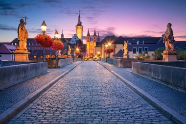 Wurzburg, Eski Ana Köprü. Güzel gün doğumu sırasında Ana nehir üzerinde Eski Ana Köprü ile Wurzburg eski şehir Cityscape görüntü.