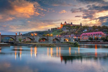 Wurzburg, Almanya. Güzel sonbahar gün batımı sırasında Ana nehir ve Marienberg Kalesi üzerinde Eski Ana Köprü ile Wurzburg Cityscape görüntü.