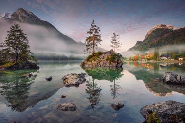 Hintersee Gölü, Alman Alpleri, Almanya. Almanya 'nın güneyindeki Bavyera kentinde sonbahar gündoğumu sırasında Hintersee' nin görüntüsü.