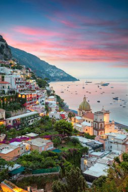 Pozitano. Gündoğumunda İtalya 'nın Amalfi Sahili' nde bulunan ünlü Positano kentinin hava görüntüsü.