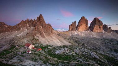 Lavaredo 'nun Üç Tepesi. Muhteşem İtalyan Dolomitleri manzarası ünlü Lavaredo 'nun Üç Tepesi (Tre Cime di Lavaredo) Güney Tyrol, İtalya, Avrupa yaz alacakaranlığında.