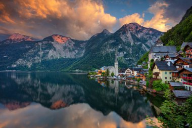 Hallstatt, Avusturya. Ünlü Alp Köyü Hallstatt 'ün dramatik yaz günbatımı görüntüsü.