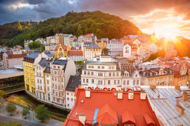 Karlovy Vary, Çek Cumhuriyeti. Karlovy Vary 'nin (Carlsbad) batı Bohemya' daki güzel günbatımında çekilmiş hava görüntüsü..