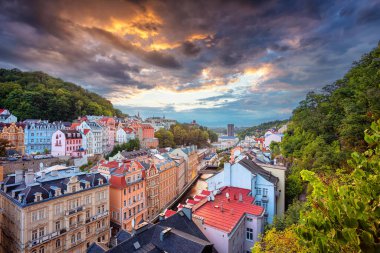 Karlovy Vary, Çek Cumhuriyeti. Karlovy Vary 'nin (Carlsbad) batı Bohemya' daki güzel günbatımında çekilmiş hava görüntüsü..